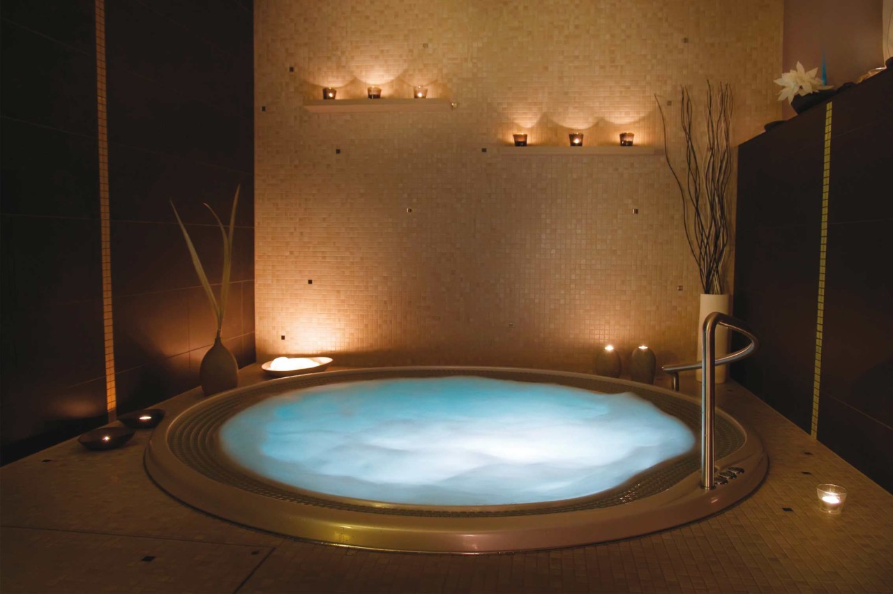 kruhová vířivka Polo pro wellness či hotel. 